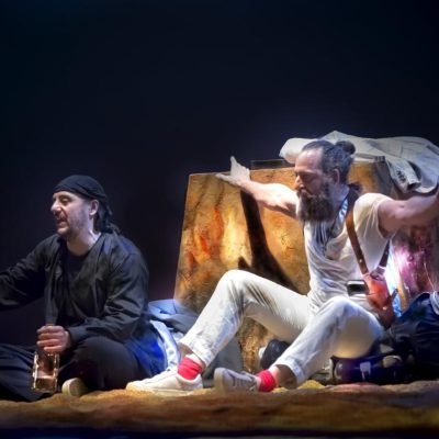 nada ni nadie. sentados con botella. 2023 1 con firma